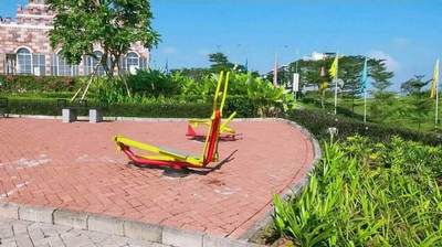 Family enjoying infinity pool