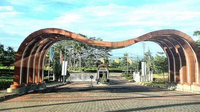 Pool area with relaxation zones